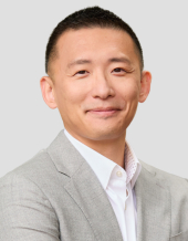 Headshot of Arthur Cheng, CFA
